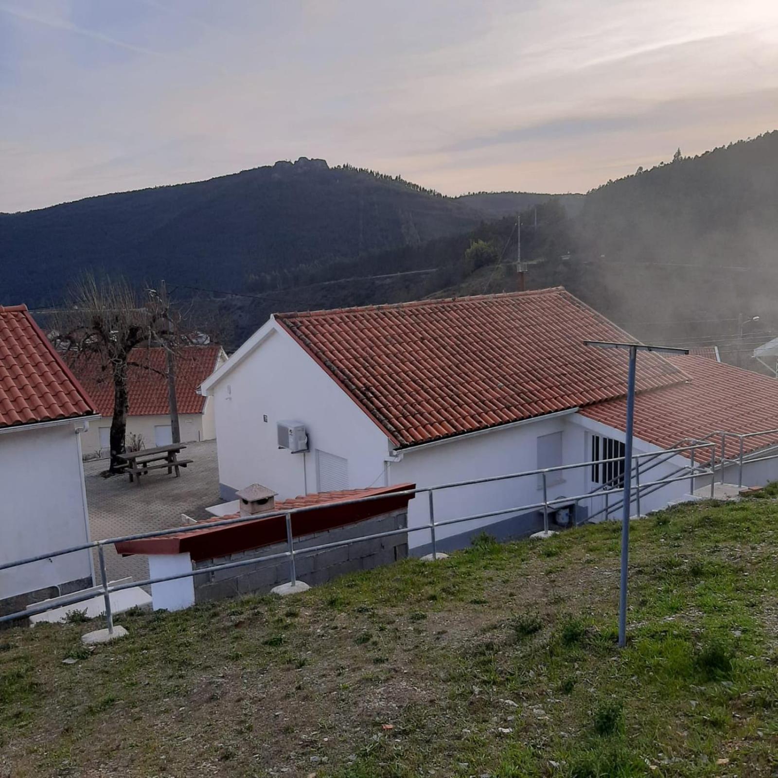 הוילה פמפיליוסה דה סרה Casas Da Escola - "A Escola" - Meas מראה חיצוני תמונה